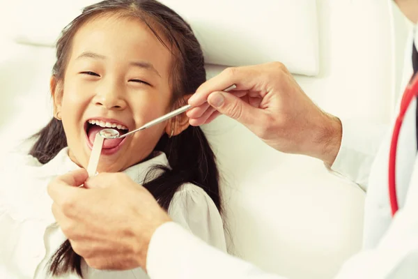 Amistoso Dentista Joven Examinando Los Dientes Infantiles Felices Clínica Dental — Foto de Stock