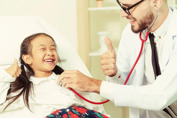 Joven Doctor Examinando Niño Oficina Del Hospital Niño Feliz Tiene — Foto de Stock