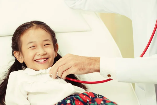 Joven Doctor Examinando Niño Oficina Del Hospital Niño Feliz Tiene — Foto de Stock