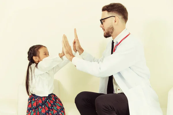 Little Kid Visit Doctor Hospital Office Kid Happy Afraid Doctor — Stock Photo, Image