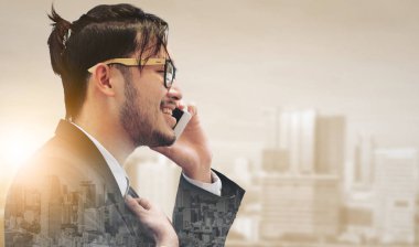 Gerçeküstü iletişim kavramı - genç işadamı istimal hareket eden telefon ile modern şehir binaları arka plan görüntüsü. Gelecek yenilik teknoloji ve Internet şey (çok ).