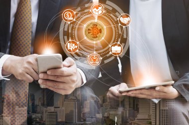 Bitcoin ve kavram - modern grafik arayüzü başka bir tüccar ile ticaret Bitcoin Btc cep telefonu uygulaması kullanarak işadamı yatırım cryptocurrency. Blockchain ve finans teknolojileri.