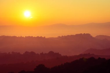 Güzel gündoğumu bakan dağ manzara yaz sabahları.