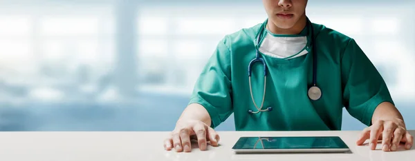 Médico Cirujano Sentado Mesa Con Tableta Consultorio Del Hospital Personal —  Fotos de Stock