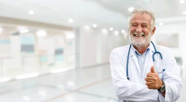 Ευτυχής Ανώτερος Γιατρός Στέκεται Στο Νοσοκομείο Ιατρική Υπηρεσία Υγειονομικής Περίθαλψης — Φωτογραφία Αρχείου