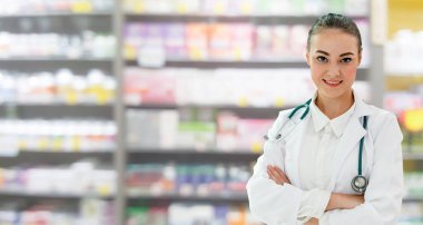 Eczanede çalışan kadın eczacı. Tıbbi doktor ve sağlık personeli hizmet.