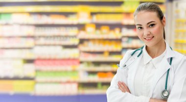 Eczanede çalışan kadın eczacı. Tıbbi doktor ve sağlık personeli hizmet.