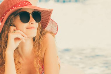 Mutlu genç kadın lüks resort yüzme havuzunda, iyi vakit geçiriyor mayo giyiyor. Yaz seyahat tatil kavramı.