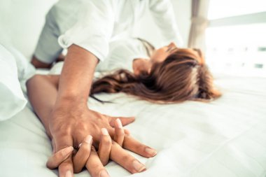 Ev yatak ön sevişme yatakta samimi genç çiftin romantik aşk.