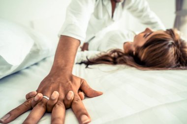 Ev yatak ön sevişme yatakta samimi genç çiftin romantik aşk.