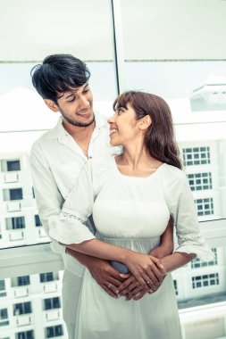 Mutlu genç çift rahatlatıcı sabah uyandıktan sonra eve yatak odasında.