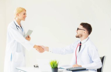 El sıkışma başarı ve profesyonel sağlık personeli ekip çalışması gösteren başka bir doktora veren hastanede doktor.