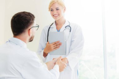 El sıkışma başarı ve profesyonel sağlık personeli ekip çalışması gösteren başka bir doktora veren hastanede doktor.