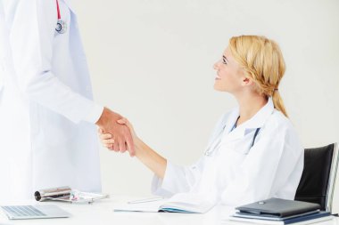 El sıkışma başarı ve profesyonel sağlık personeli ekip çalışması gösteren başka bir doktora veren hastanede doktor.