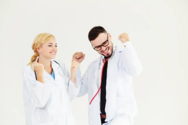 Mutlu başarılı doktor ile hasta tedavi başarısı için duran başka bir doktor hastane office zafer kutluyor.