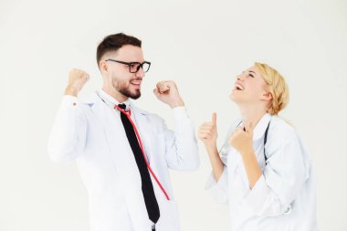 Mutlu başarılı doktor ile hasta tedavi başarısı için duran başka bir doktor hastane office zafer kutluyor.