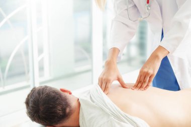 Kadın doktor hastane office erkek hastada inceliyor. Sağlık ve tıbbi hizmet.