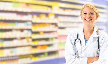 Eczanede çalışan kadın eczacı. Tıbbi doktor ve sağlık personeli hizmet.