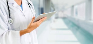 Hastanede tablet bilgisayar kullanan bir doktor. Sağlık ve doktor hizmetleri.