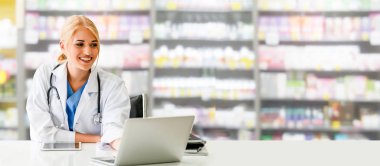 Eczacı veya doktor eczane hangi odada dizüstü bilgisayar kullanarak. Tıbbi sağlık ve ilaç personel servisi.