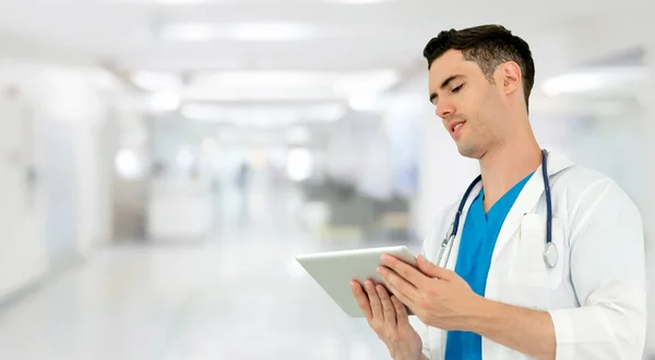 병원에서 태블릿 컴퓨터를 사용하는 의사야 서비스 서비스 — 스톡 사진
