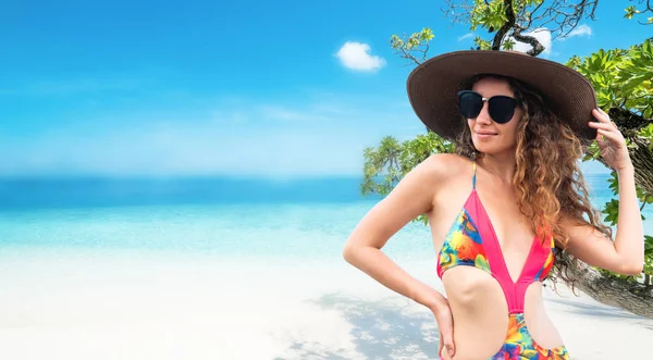 Jovem Feliz Usando Maiô Resort Praia Areia Tropical Verão Para — Fotografia de Stock