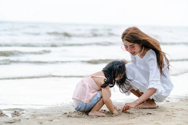 Šťastná Rodina Otec Matka Děti Chodí Dovolenou Tropické Pláži Pískem — Stock fotografie