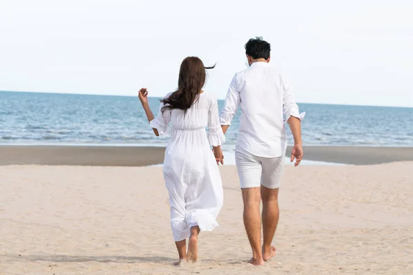 Joyeux Couple Voyageant Lune Miel Sur Une Plage Sable Tropical — Photo