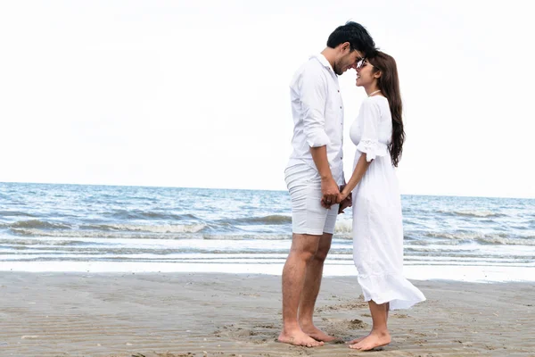 Pareja Feliz Viajando Luna Miel Playa Arena Tropical Verano —  Fotos de Stock