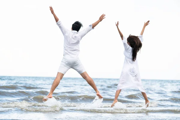 Lyckligt Par Kommer Smekmånad Resa Tropisk Sandstrand Sommar — Stockfoto