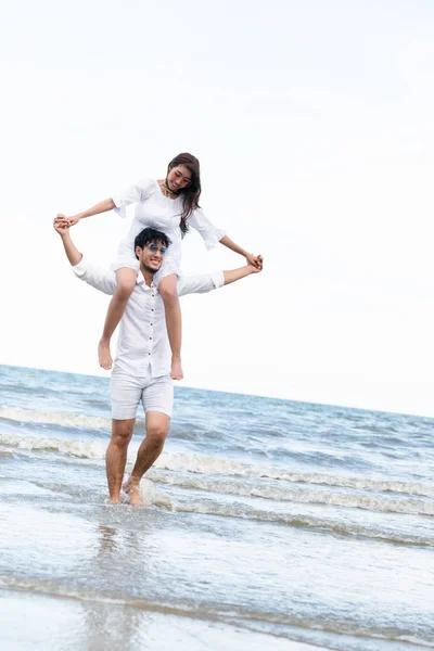 Casal Feliz Viajando Lua Mel Praia Areia Tropical Verão — Fotografia de Stock