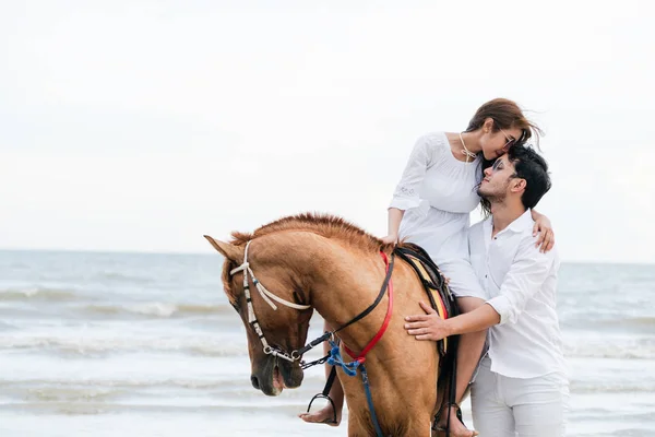 Jovem Casal Vai Lua Mel Cavalo Montando Praia Férias Verão — Fotografia de Stock