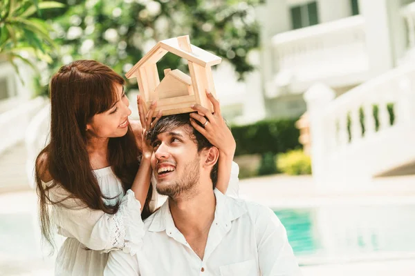 Pareja Joven Planeando Comprar Una Casa Tener Una Vida Feliz — Foto de Stock