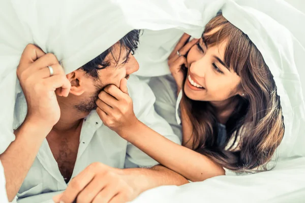 Jovem Casal Feliz Relaxando Quarto Casa Depois Acordar Manhã — Fotografia de Stock