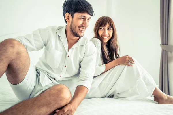 Jovem Casal Feliz Relaxando Quarto Casa Depois Acordar Manhã — Fotografia de Stock