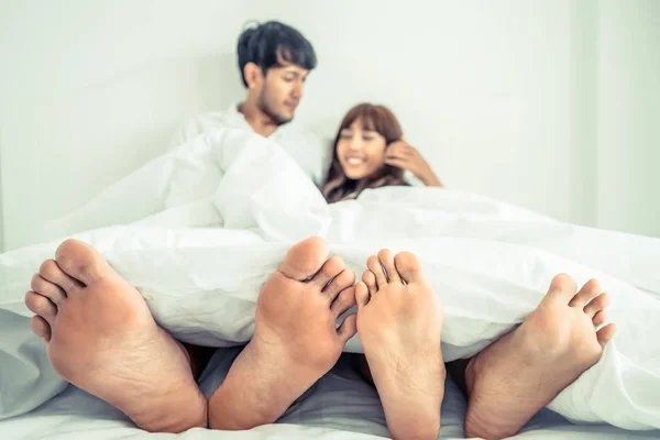 Jovem Casal Feliz Relaxando Quarto Casa Depois Acordar Manhã — Fotografia de Stock