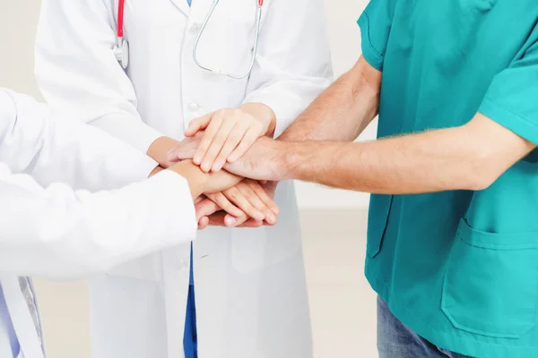 Ιατρική Υπηρεσία Ομαδική Εργασία Γιατρός Χειρούργος Και Νοσοκόμα Συνδέσμου Χέρια — Φωτογραφία Αρχείου
