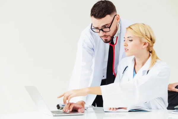 Medico Dello Studio Ospedaliero Che Lavora Computer Portatile Sul Tavolo — Foto Stock