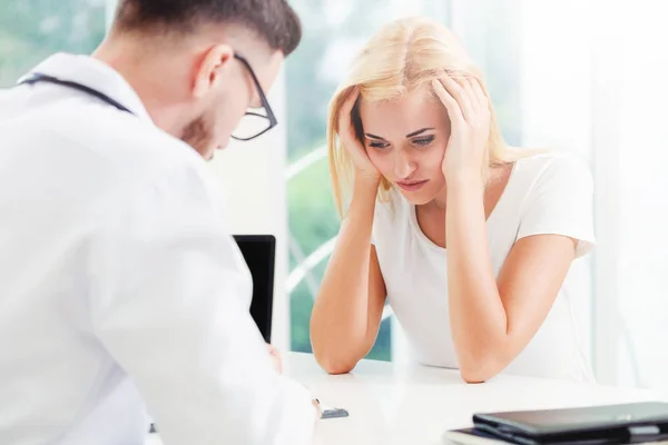 Médico Masculino Está Hablando Con Una Paciente Femenina Seria Consultorio —  Fotos de Stock