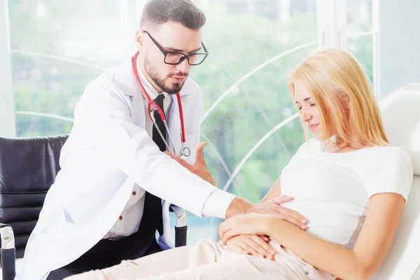 Männliche Arzt Spricht Und Untersucht Patientin Krankenhaus Büro Gesundheitswesen Und — Stockfoto