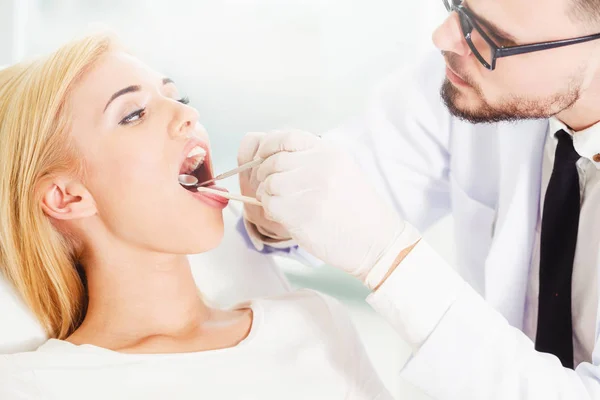 Junge Hübsche Zahnärztin Die Zähne Einer Glücklichen Patientin Untersucht Die — Stockfoto
