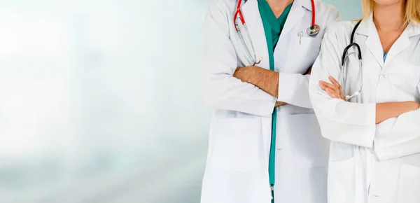 Arzt Arbeitet Mit Einem Anderen Arzt Krankenhaus Zusammen Gesundheitswesen Und — Stockfoto