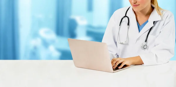 Doctor Usando Computadora Portátil Hospital Servicio Atención Médica Personal Médico —  Fotos de Stock