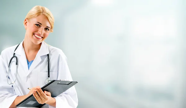 Une Femme Médecin Travaillant Bureau Hôpital Soins Médicaux Service Personnel — Photo