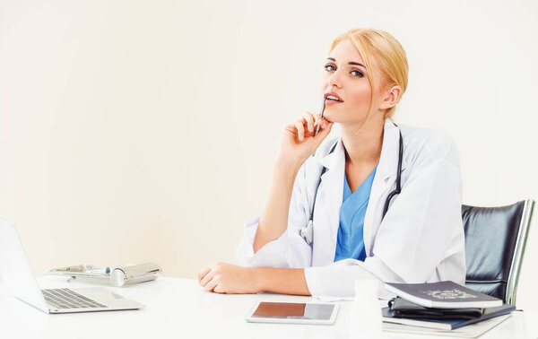 Женщина-врач в больнице или институте здравоохранения работает над медицинским отчетом за рабочим столом
.