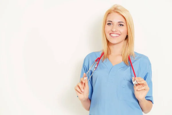 若い女性医師の肖像画立っている白い背景に — ストック写真