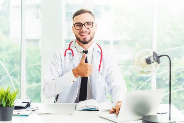 Doctor Trabajando Computadora Portátil Mesa Oficina Hospital Concepto Médico Sanitario —  Fotos de Stock