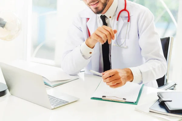 Doctor Trabajando Computadora Portátil Mesa Oficina Hospital Concepto Médico Sanitario — Foto de Stock