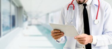 Hastanede tablet bilgisayar kullanan bir doktor. Sağlık ve doktor hizmetleri.