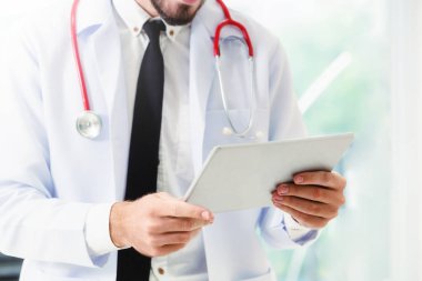 Doktor ofisinde hastanede tablet bilgisayarda çalışma. Tıbbi ve sağlık kavramı.